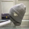 Dzianinowa czapka klasyczna solidna czapka designerska czaszki czaszki dla mężczyzny Woman Winter Hats 9 kolor