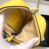 Élégant sac mobile vertical en cuir de vachette sac à bandoulière pour femme fermeture éclair chaîne en métal bandoulière avec sa propre signature en forme de G 598597 collection jaune banane