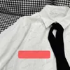 Tasarımcı Kadınlar Bozlar Çıkarılabilir Şerit Koyu Logo Retro Mahkeme Tarzı Gömlek Ren Düğmeleri Yakın Bluz Basit Joker Kadın Giyim 10791786225