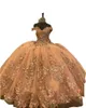 2023 Altın Quinceanera Elbiseler Dantel aplikler kristal boncuklar el yapımı çiçekler 3d çiçek kapalı omuz kısa kollu balo elbisesi tül konuk elbise korse geri