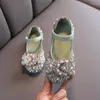 Sapatos chatos 2023 Childrens Pearl Rhinestones Shining Kids Princess Baby Girls para festa e casamento D487