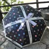 Модный черный зонтик на открытом воздухе дождливые солнце
