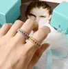2022 nuovi designer di moda di lusso anelli moda T-grid anello di diamanti classico scavato regalo essenziale per uomo donna oro e argento 2 colori buon bel top