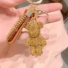 Schlüsselanhänger 5,5 cm kreatives Netz Rot Diamantbären Schlüsselreine schöne Dame zarte Autoanhänger Hängende Ornamente Mode 3D -Schlüsselkette Designer