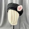 Beanie / Skull Caps Cappelli di marca invernali da donna 2021 Solid Female Flower Elegant Suede Painter Beret French Artist Warm Bonnet Cap casual regolabile T221020