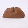 Pochettes Weave Cloud pour femmes sacs à main de luxe forme de boulette peau de vache mode bandoulière réglable fines bretelles clip 221023