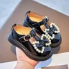 Platte schoenen 2022 Spring Princess Girls Leather Pearl Bowknot Little Girl Shoe waterdicht platform Patent Kids Kawaii