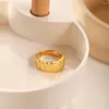 Anéis de casamento jóias de luxo 18k anel de textura de ouro 18k listras croissant de aço inoxidável