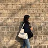 Einkaufstaschen Frauenbeutel billig lässig große Kapazität Umsatztaschen Shopper Leinwand Ugh Brief Mode Harajuku Zipper Print Ulzzang Handtaschen T221022