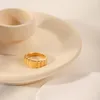 Anéis de casamento jóias de luxo 18k anel de textura de ouro 18k listras croissant de aço inoxidável