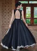 Lässige Kleider Vintage chinesischer Stil langes Maxi-großes Swing-Kleid Schwarz rückenfreies Schrittoberteil Weißer elastischer Rock Schnür-Frauen-Set