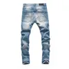 Дизайнерский бренд мужские джинсы носят модный светлый цвет.