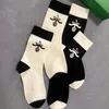 Специальные дизайнерские носки чернокожие белые женщины Женщины Письма Хлопкости дышащие носки