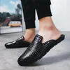 Tofflor Läder Män Strandsandaler För Zapatos De Los Hombres Zapatillas Designer Mules Outdoor Mode Skor Slides