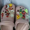 Al por mayor 100pcs PVC Christmas Luminoso Santa Claus Sandals Diseñador de calzado Ornament Niños Hebilla de zapato fresco para Croc Charms Jibbitz