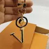 Gold Letter Key Chains Luxury Desginers Keyrings Lovers Bag Tillbehör Bilhållare för män och kvinnor