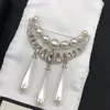 23SS Designer Brosches New Women Street Fashion Brosch Designers Jewely Casual Pin With Diamonds Pearl Drop Mens Accessories D2210244F