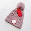 Modebrev stickade hattar vinter pompon beanies män kvinnor pom poms skalle mössor motorhuven trendig designer virkning hatt stickning beanie utomhus öron muff 6 färger tjocka