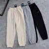 Pantaloni da uomo in flanella Pantaloni sportivi casual da donna Pantaloni termici ispessiti per i piedi Stampa da uomo per pantaloni da moto di marca NK Embr244o