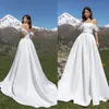 Abito da sposa con spalle scoperte e piume Abito da sposa stile semplice da giardino in raso opaco a trapezio