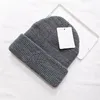 Modedesigner stickade hattar vinter m￶ssor unisex broderi skalle kepsar motorhuven m￤n kvinnor fast f￤rg virkning hatt stickning beanie sport varm ￶ron muff andas andas