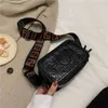 2023 Designer-Tasche Handtasche Damentaschen von kleinen weiblichen Reißverschluss Kamera Brief breiten Riemen Single MessengerOXKS