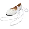 Witte Mary Jane Lace Pearls Trouwschoenen voor bruiden met lint Strappy Bruidsschoenen Low Heel Handgemaakte Appliqued Chic Ladies Performance Flats AL2497