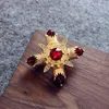 Broschen Europäische Barock-Vintage-Brosche, roter Strass, Perle, Kreuz, Blume, Zepternadel für Frauen, Kleidung, Schal, Clip, Schmuck, Geschenk