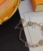 Designers Mulheres pulseiras Jóias Temperamento de alta qualidade Bracelets Gold Flowers Moda Charm Simplicidade Pulseira de cadeia feminina