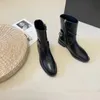 Ankelstövlar nya designer kvinnor klassisk platt klack halv boot märke metallkedja martin boot topp läder höst vinter mode plafor form skor utomhus kalvskinn sko