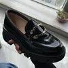 2022 Modeklänning Sandaler Kvinnor Bröllopskvalitet Läder Hög kälel Flat Shoes Rhinestone Metal Stor bokstav Företag Formell tjock botten Loafer med loppsko Storlek 40