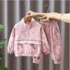 2022 NYHET TODDLER Baby Boys Set Girls kläder Fashion Print Jacket Pants Kids Sportwear Suit Barn Kläder Autumn Girl Designer Set 1-6 år 30