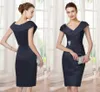 Dark Navy Short Mother of the Bride Dress 2023 Vintage Sheath V Neck Kn￤ l￤ngd Satin ￤rml￶s brudfestkl￤nning Robe de Soiree