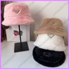 Nouveau Stingy Brim Chapeaux Fluffy Bucket Femmes Hiver Luxe Hommes Furry Chapeaux Designers Casquettes Hommes Fuzzy Bonnet Bonnet Équipé Camionneur Lettre P Cap