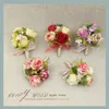 装飾的な花2022 5pcs/lot Red RoseCorsageWrist Groomsman記事結婚式のパーティーのコサージュと手首