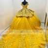 Büyüleyici Boncuklu Parlak Altın Quinceanera Elbiseler Seviye Bel Junior Kızlar Doğum Günü Partisi Gowns 3D Çiçek Dantel Aplikler Cinderella Vestido De 15 Anos