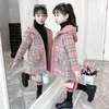 다운 코트 2022 패션 디자인 가을 겨울 파카 소녀 털이의 옷 긴 모직 아이를위한 긴 모직 겉옷 그리드 패턴 패딩 된 따뜻한 옷 Y2210