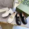 2022 Sandales de robe de mode Femmes Fête de mariage Qualité Cuir Chaussures à talons hauts Chaussures plates Strass Métal Grande lettre Business Mocassin formel Social Chunky avec boîte