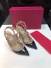 Sandals Sapatos sandálias pontudas dos pés altos bombas bombas de pele de carneiro de moda feminina estrela de couro patenteamento de casamento de casamento feminino sapatos sexy com caixa j230525