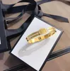 Brangle de luxe de haute qualité Lady Metal Letter Fleurs Classic Printing Couples Designers Fashion Crystal Bangles Bracelet à fleurs à quatre feuilles