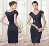 Dark Navy Short Mother of the Bride Dress 2023 Vintage Sheath V Neck Kn￤ l￤ngd Satin ￤rml￶s brudfestkl￤nning Robe de Soiree