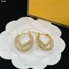 Pendientes de aro para mujeres Pendientes de arete de diamantes de oro premium Pendientes de tachuelas de lujo de lujo de diseño de la marca Pendientes de moda con caja con caja