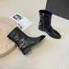 Ankelstövlar nya designer kvinnor klassisk platt klack halv boot märke metallkedja martin boot topp läder höst vinter mode plafor form skor utomhus kalvskinn sko