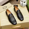 Italien berömda varumärkesklänningskor loafers herrparty casual skor guld spänne svarta läderskor