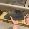 2022 Hot AUS Boots U5854 الكلاسيكية القصيرة المصغرة للأحذية الثلجية حافظ على دافئة الحذاء رجل أفخم دفء عارضة الجوارب الغنم جلد الغلق SHO71A3#
