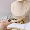 Collar colgante de lujo Diseñador para mujer Carta de moda Ahueca hacia fuera Suéter Collares Joyería Colgantes Collares Cadena de oro Día de San Valentín