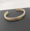 2022 Bracelet ouvert de luxe de qualité avec diamant et motif de fleur en plaqué or 18 carats avec cachet de boîte PS3442A