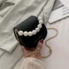 Bolsos de noche Bolso de las señoras de la cadena de perlas 2022 Tendencia de la moda Pequeña silla de montar Bolso de hombro de las mujeres PU Cuero Mujer Compras Fiesta Crossbody