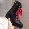 Bota OG Martin Botas de Tornozelo Sapatos Moda Feminina Série Sylvie Couros Decorados com Fita Feminino Banda de Couro Bordado Top Designer Sapato Mulher de Inverno de Luxo