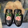 Pantofole alla moda Scarpe da mulo Scivoli Designer Sandali da donna Mezza resistenza Autunno Inverno Schiuma Bolla Horsebit Fibbia Capelli di coniglio Metallo Piatto Pelle Princetown Infradito